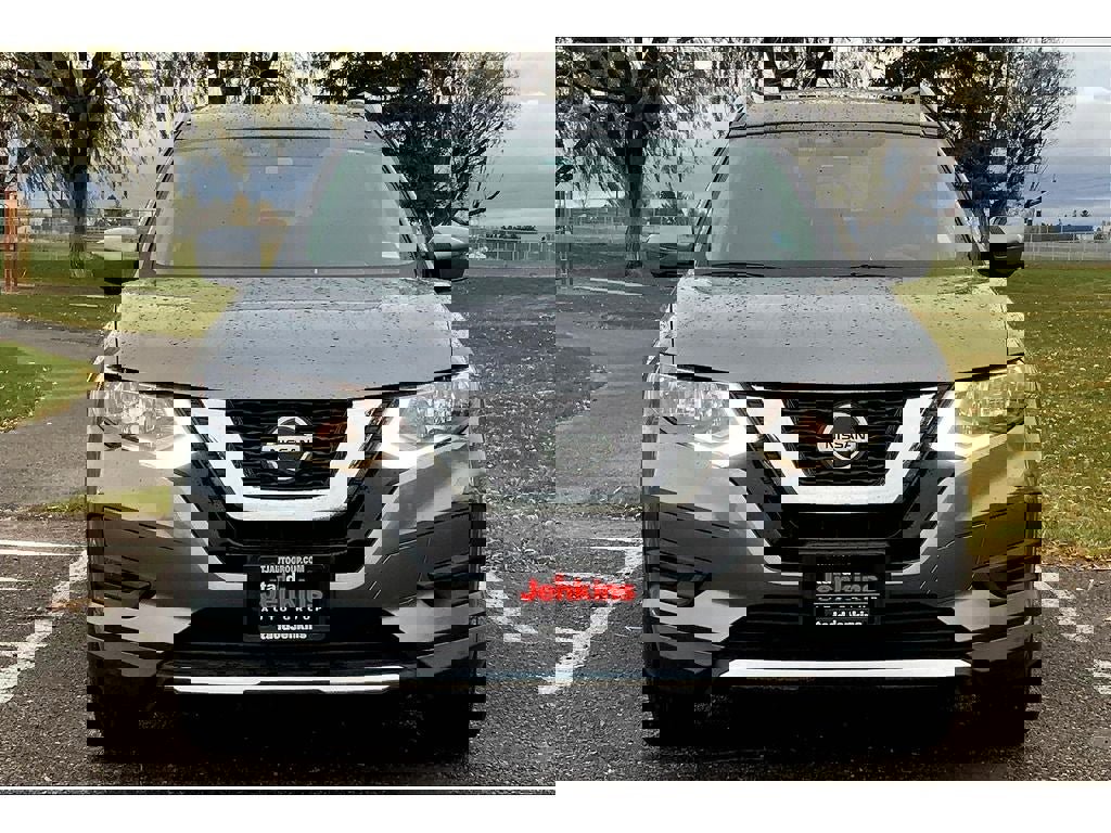 Used 2018 Nissan Rogue SV image 3