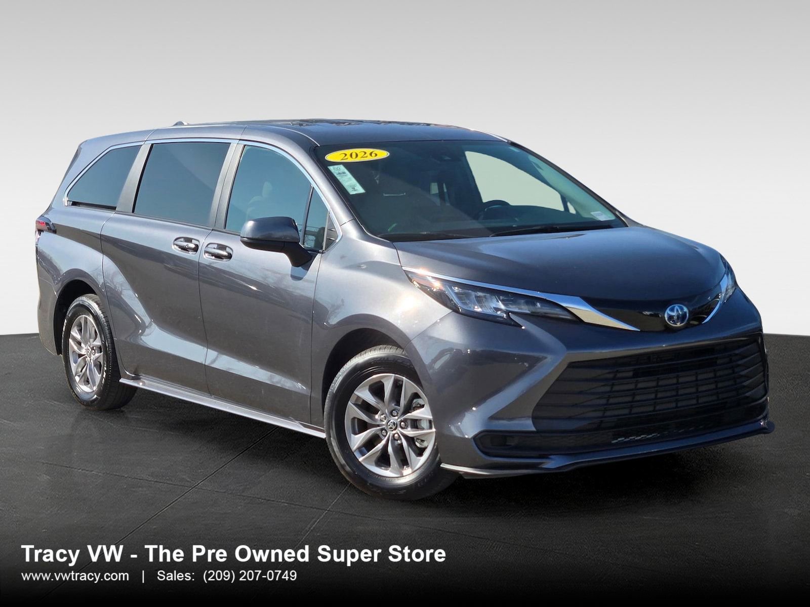 Used 2025 Toyota Sienna LE FWD image 1