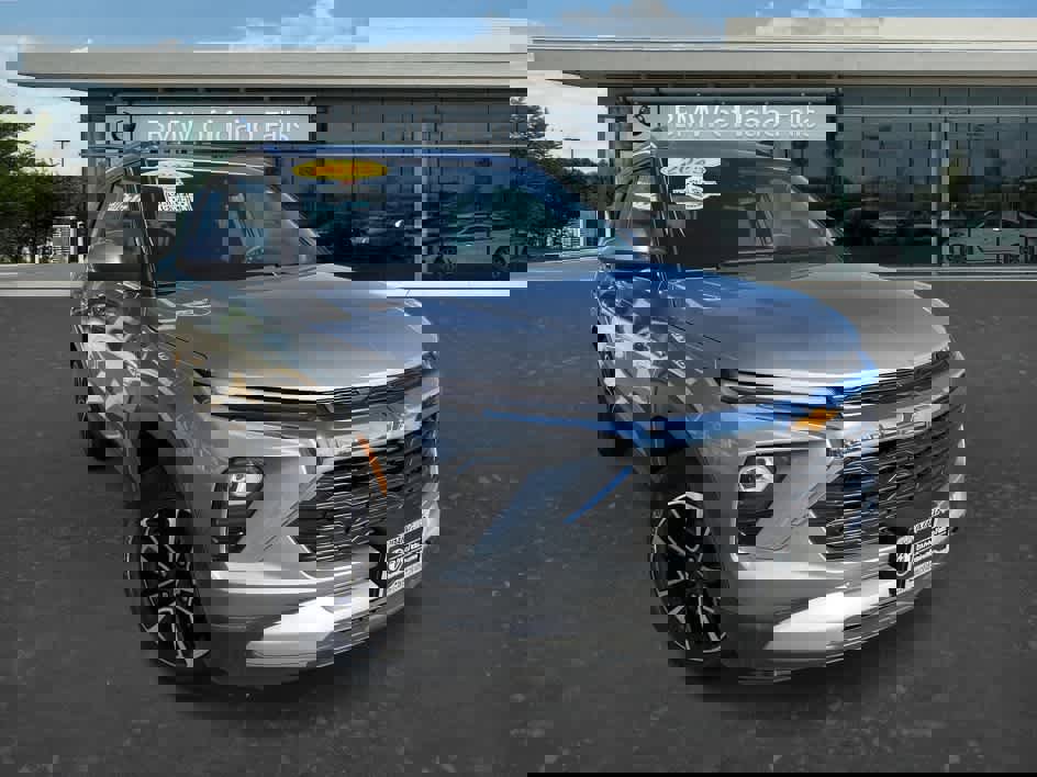 Used 2025 Chevrolet TrailBlazer LT image 2