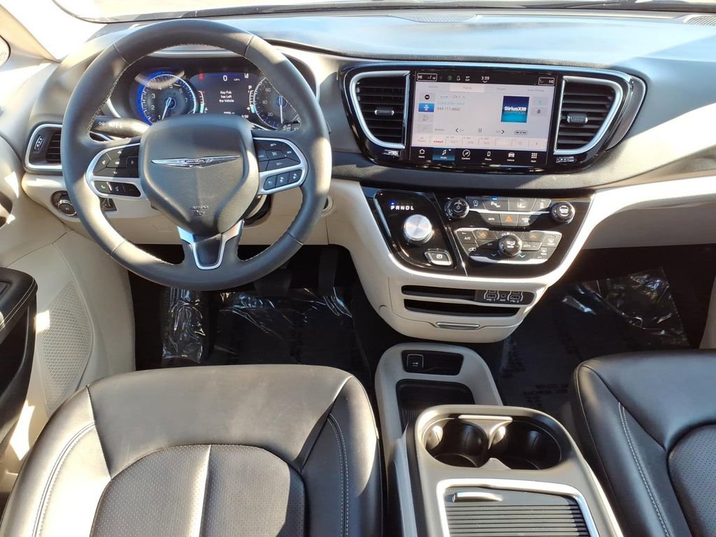 Used 2024 Chrysler Pacifica Touring-L FWD image 16