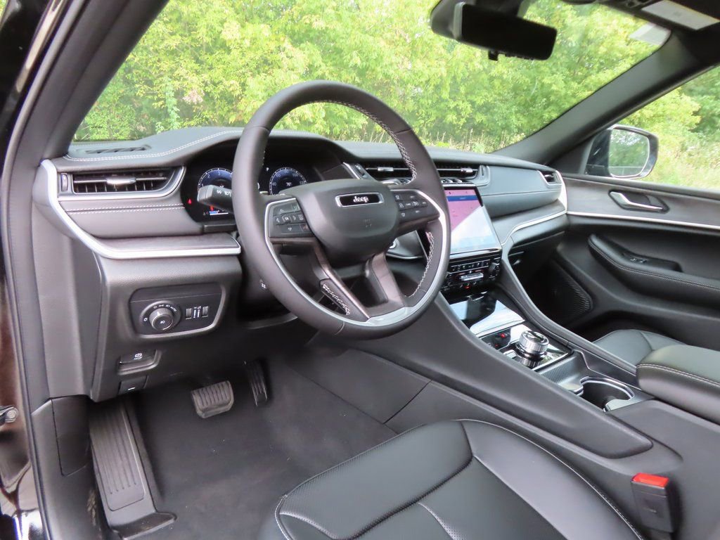 New 2025 Jeep Grand Cherokee Limited w/ Luxury Tech Group II image 19