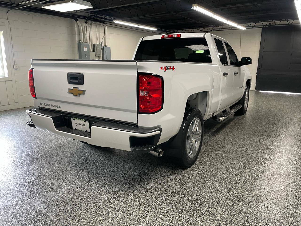 Used 2017 Chevrolet Silverado 1500 Custom w/ Custom Convenience Package AWD/4WD image 6
