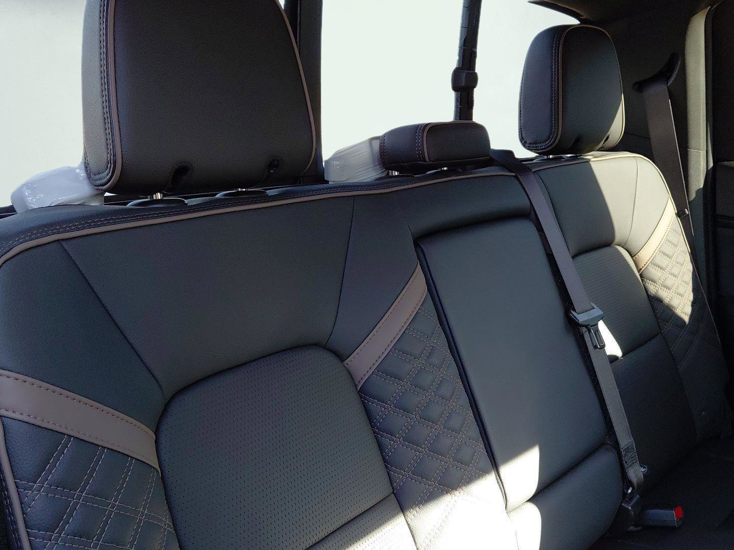 Used 2024 GMC Canyon Denali image 15