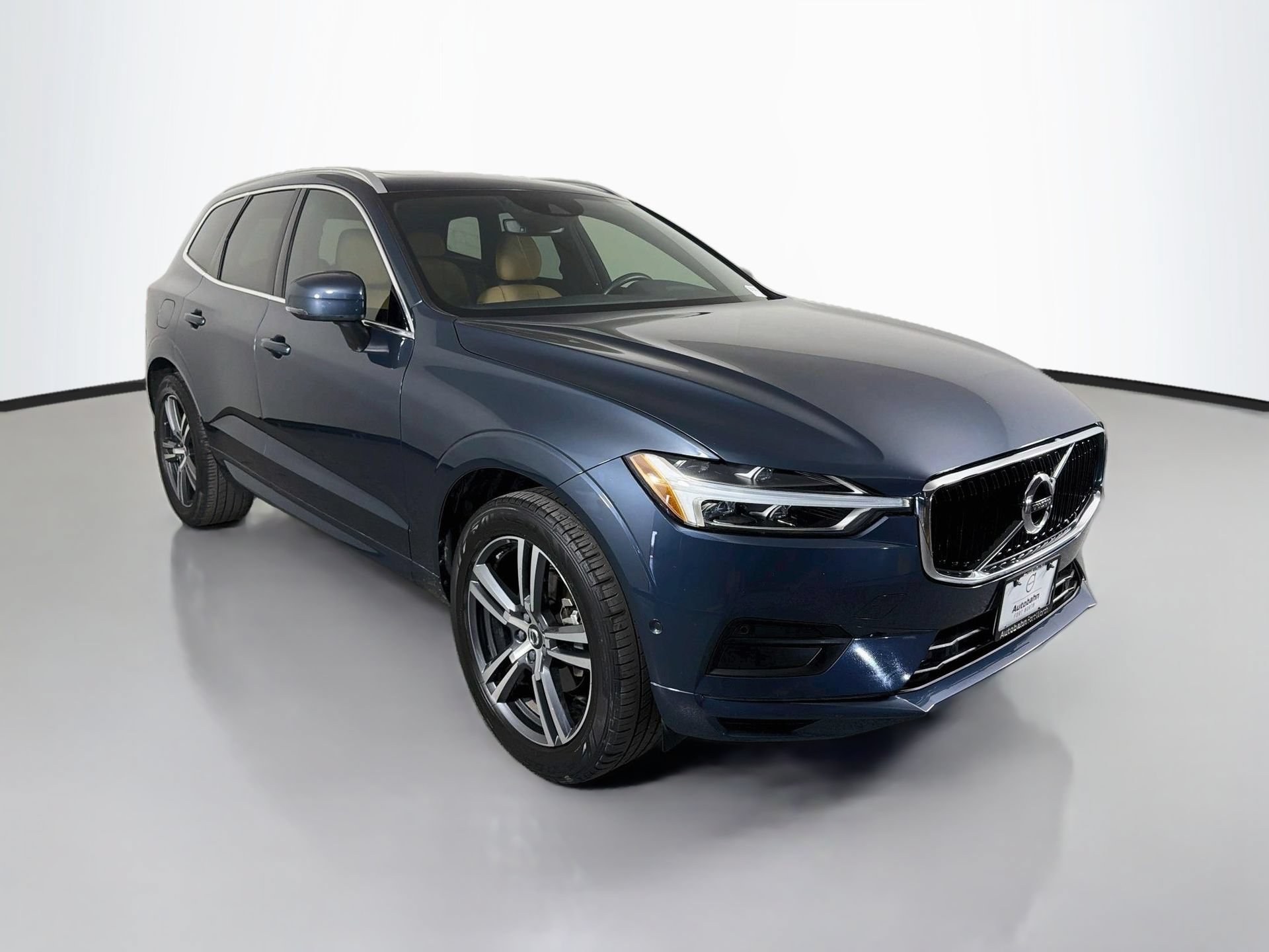 Used 2018 Volvo XC60 T5 Momentum w/ Convenience Package AWD/4WD image 3