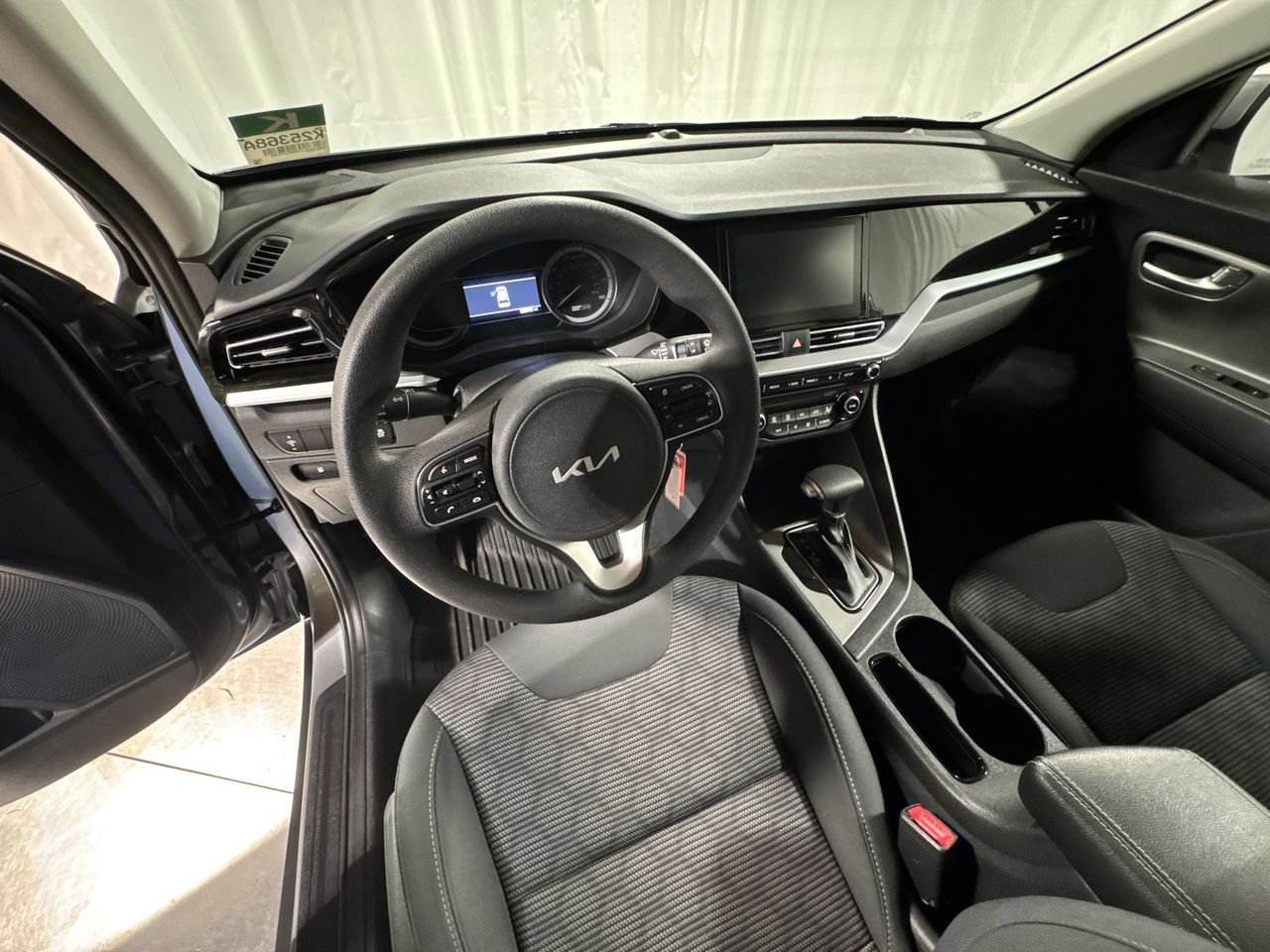 Certified 2022 Kia Niro LX image 15