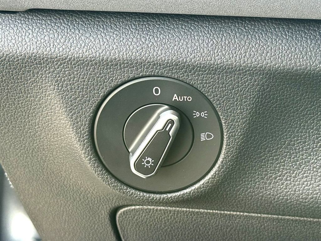 Certified 2025 Volkswagen Jetta SE image 17