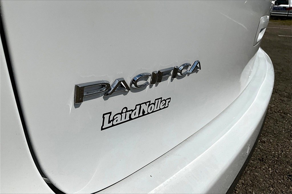 Used 2025 Chrysler Pacifica Select image 8