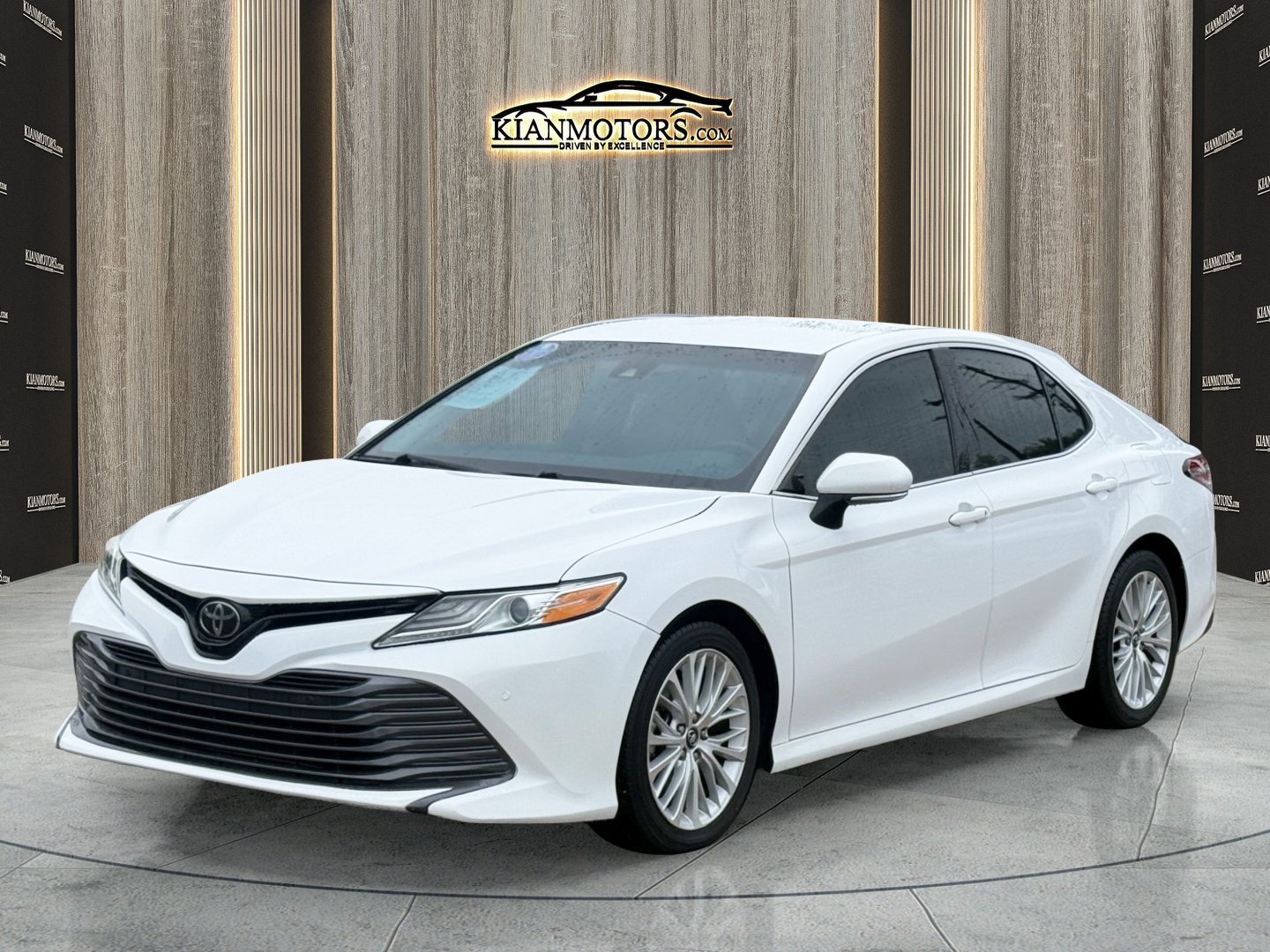 Used 2018 Toyota Camry XLE FWD image 3