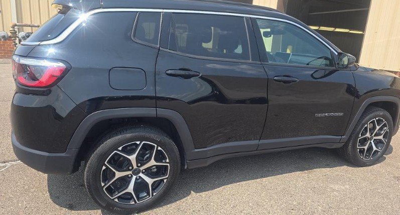 Used 2025 Jeep Compass Limited w/ Sun & Sound Group AWD/4WD image 4