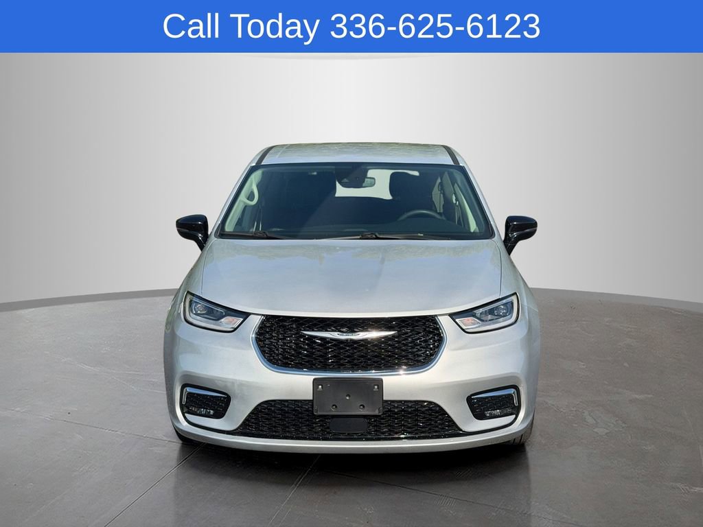 Used 2024 Chrysler Pacifica Touring-L FWD image 4