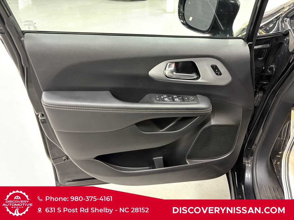 Used 2025 Chrysler Pacifica Limited FWD image 10