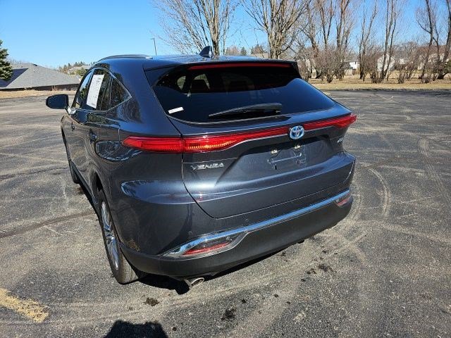 Used 2024 Toyota Venza XLE image 3