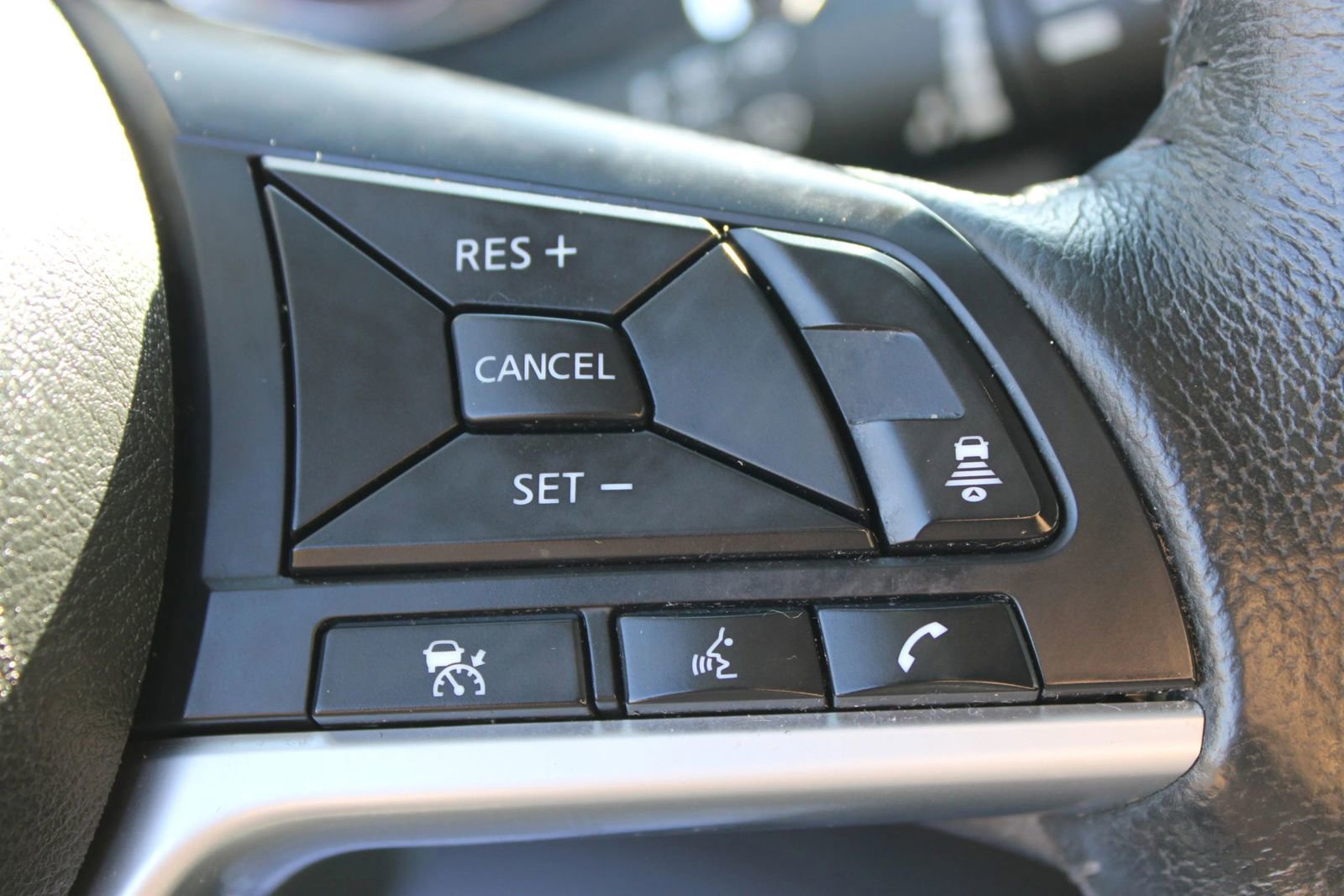 Used 2018 Nissan Rogue SL image 18