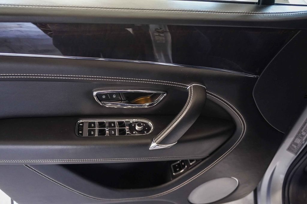 Used 2019 Bentley Bentayga AWD/4WD image 21