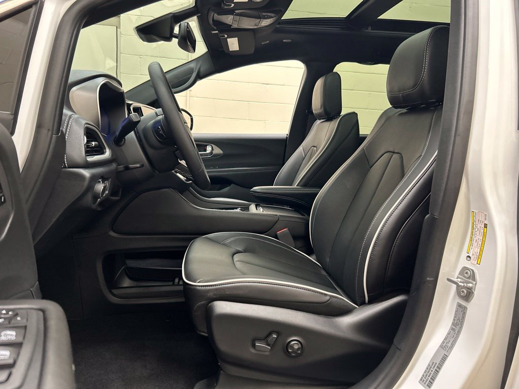 New 2027 Chrysler Pacifica Limited FWD image 8