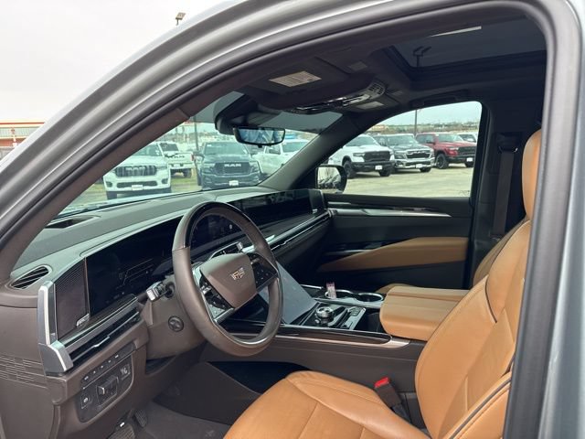 Used 2025 Cadillac Escalade Premium Luxury AWD/4WD image 19