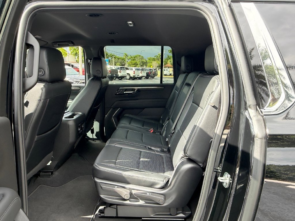 Used 2025 Chevrolet Suburban LS RWD image 11