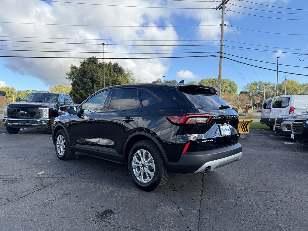 Used 2025 Ford Escape Active w/ Cold Weather Package AWD/4WD image 3