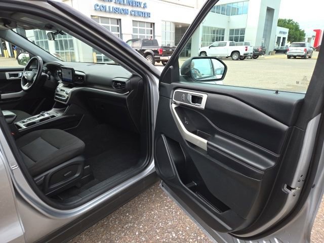 Used 2022 Ford Explorer XLT image 38