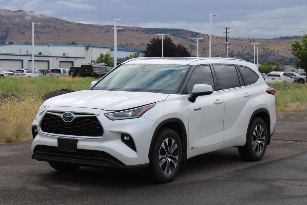 Used 2021 Toyota Highlander XLE AWD/4WD image 8