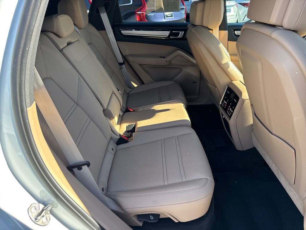 Used 2023 Porsche Cayenne Platinum Edition image 15