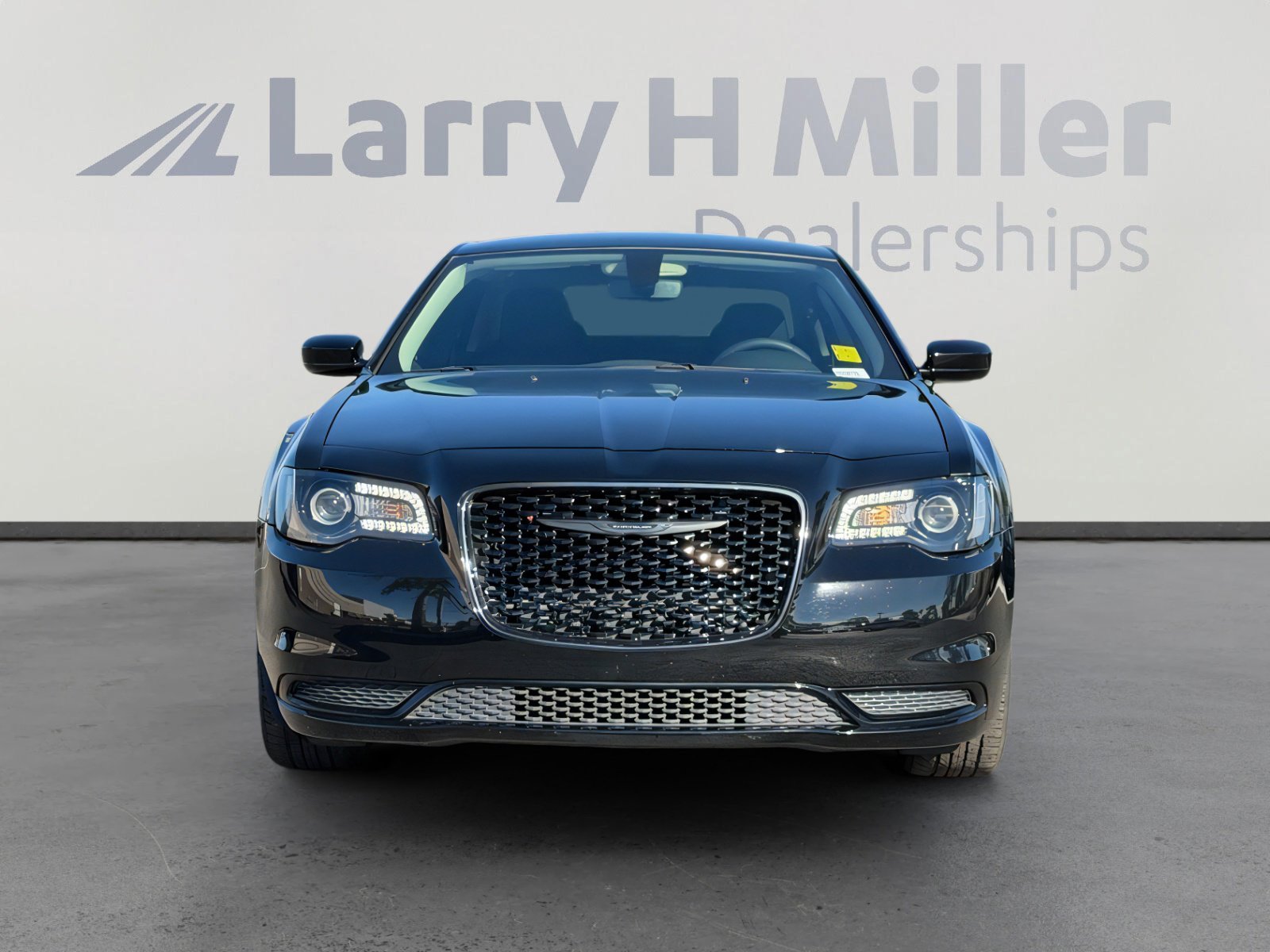 Used 2023 Chrysler 300 Touring w/ Sport Appearance Package image 4