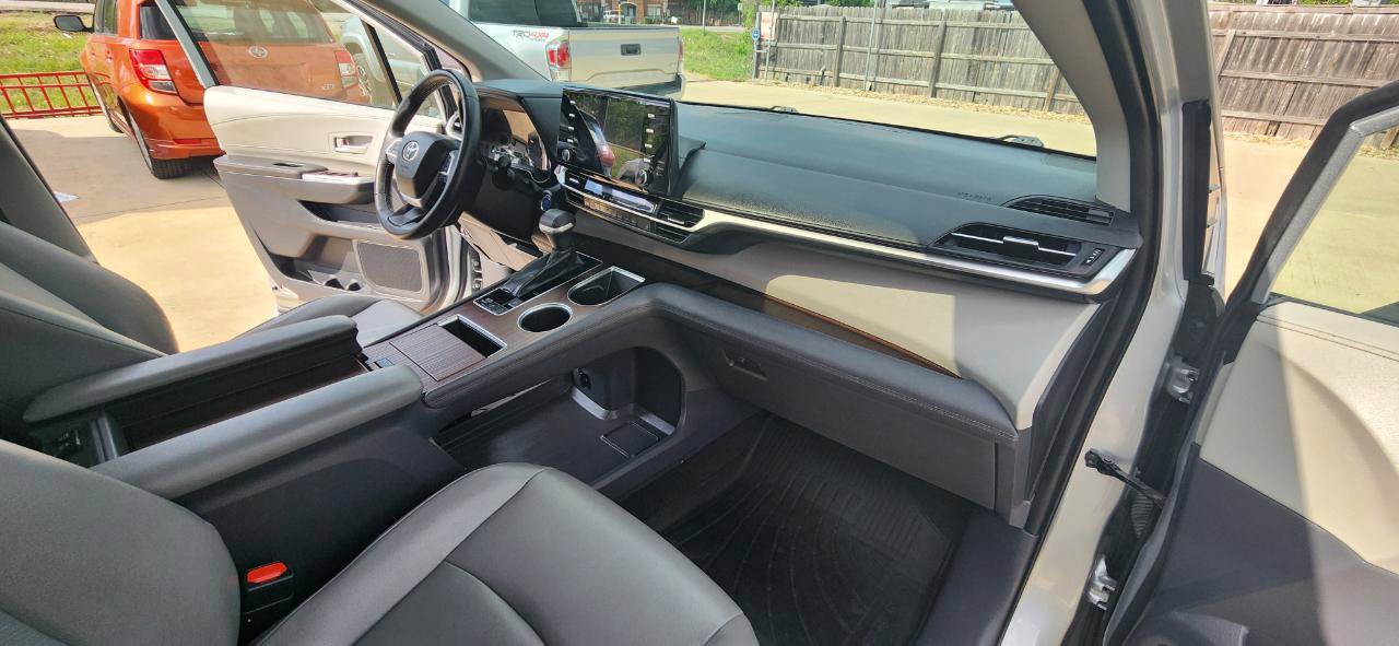 Used 2022 Toyota Sienna XLE image 35