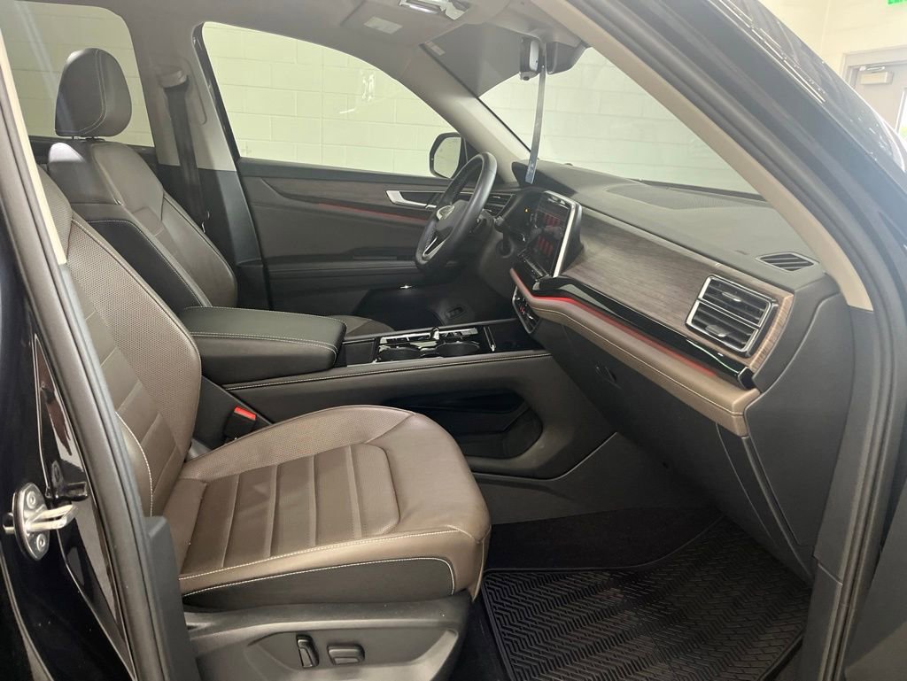 Used 2024 Volkswagen Atlas SEL AWD/4WD image 40