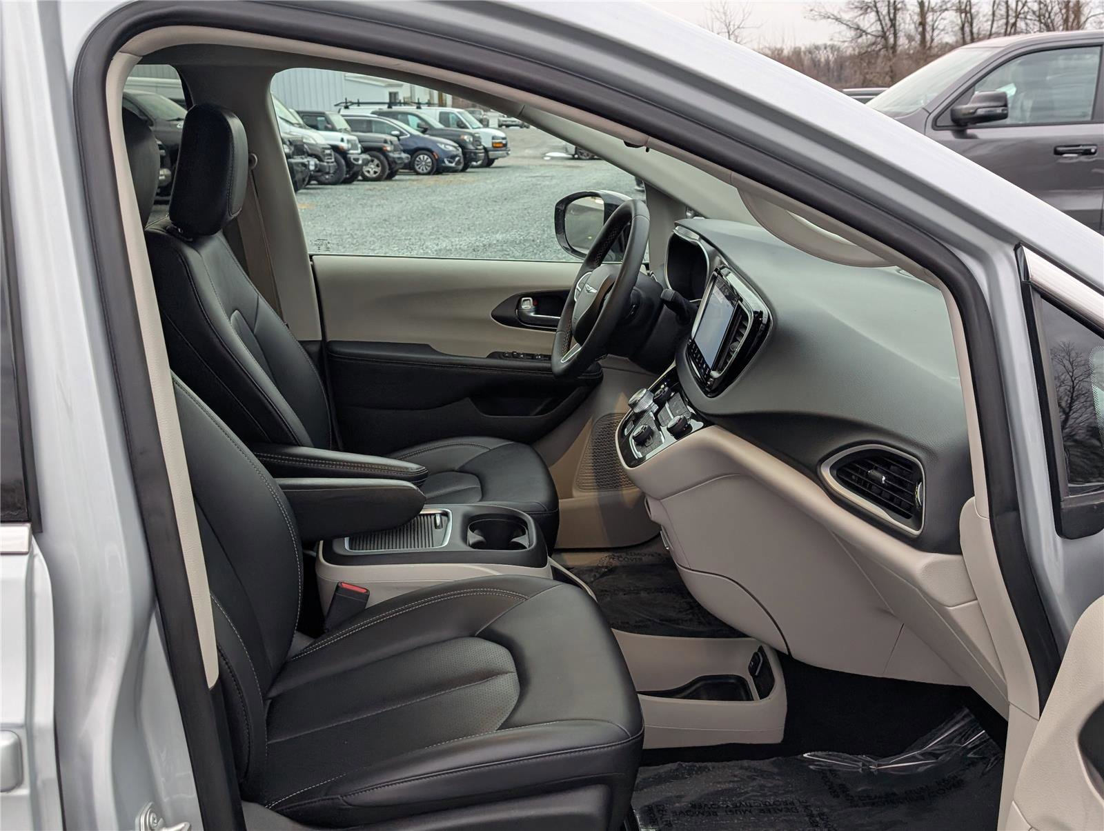 Used 2024 Chrysler Pacifica Touring-L image 10