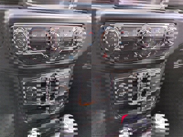 Used 2022 Jeep Wrangler Unlimited Sahara image 25