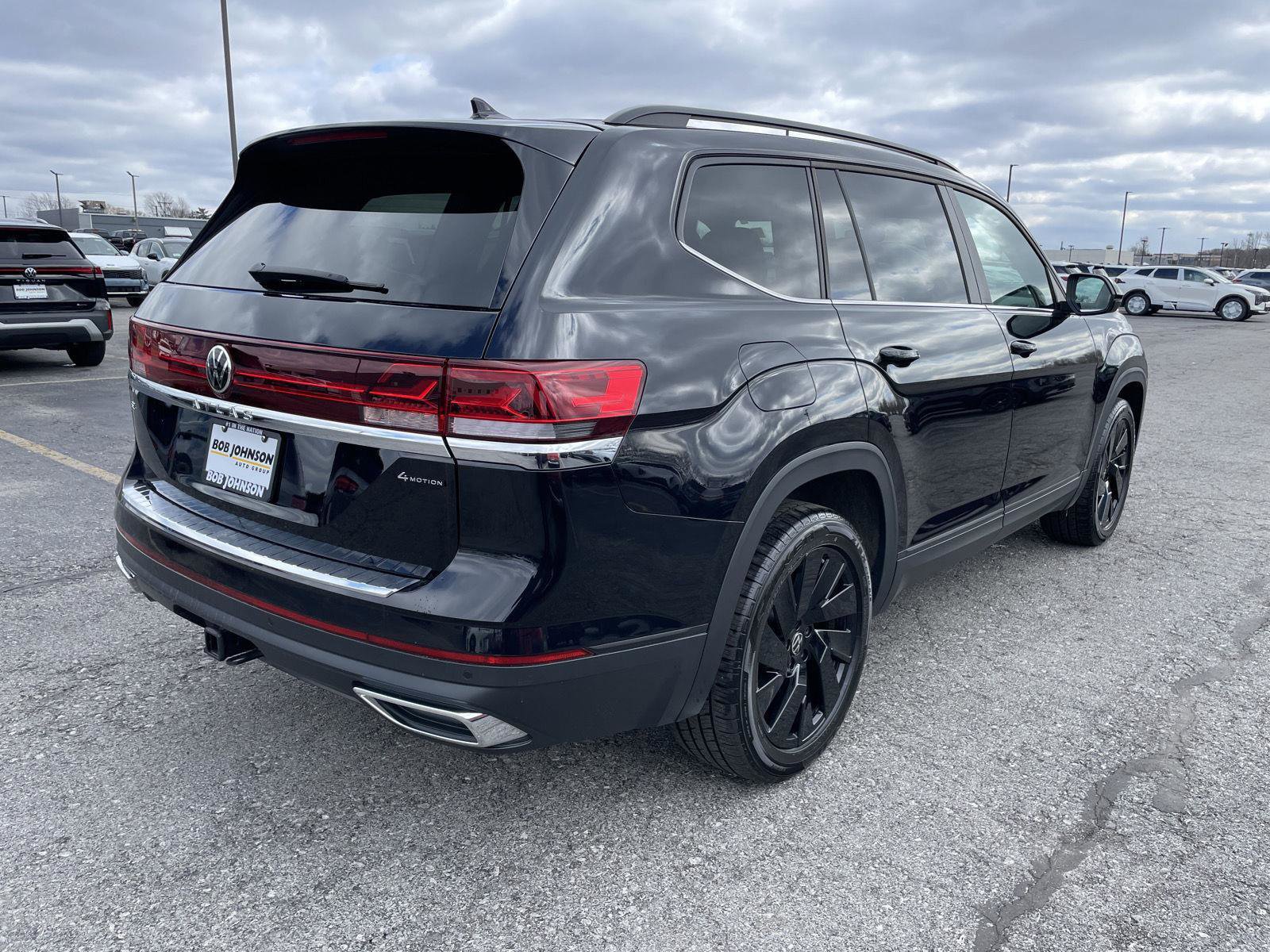 Used 2024 Volkswagen Atlas SE w/ Panoramic Sunroof Package image 7