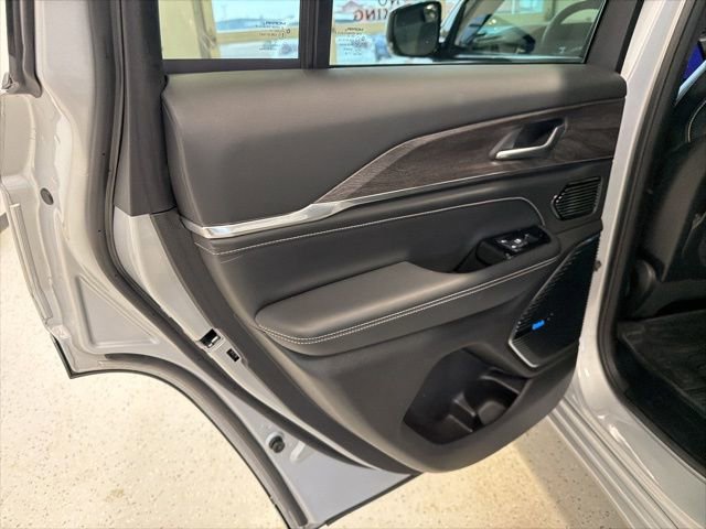 Used 2022 Jeep Grand Cherokee Overland AWD/4WD image 49