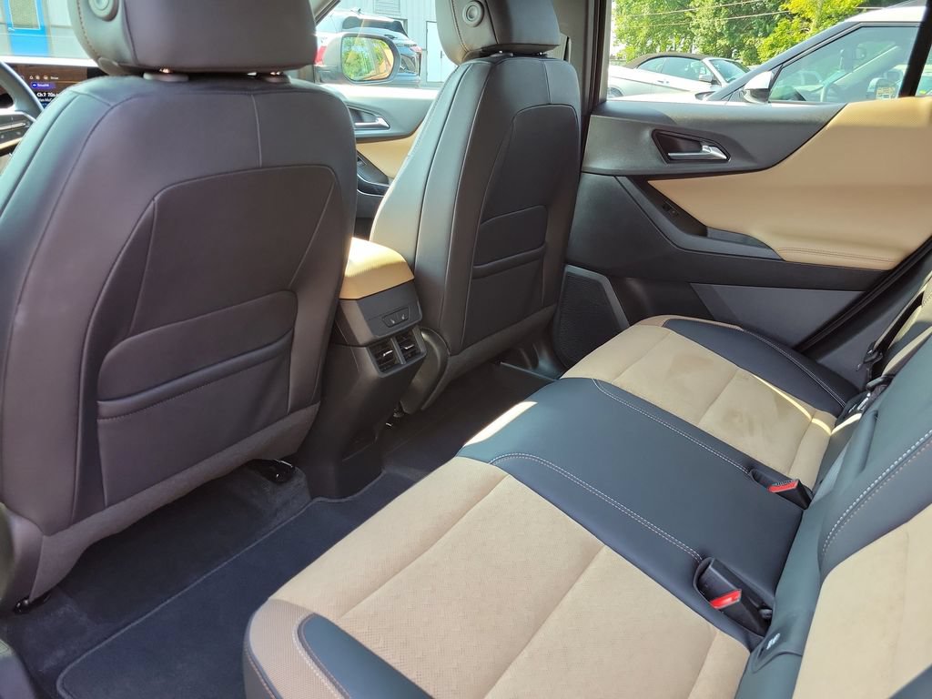 Used 2025 Chevrolet Equinox ACTIV w/ Safety and Technology Package AWD/4WD image 17