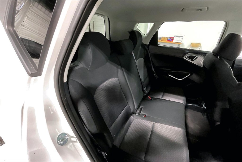 Used 2025 Kia Soul LX w/ LX Technology Package FWD image 33