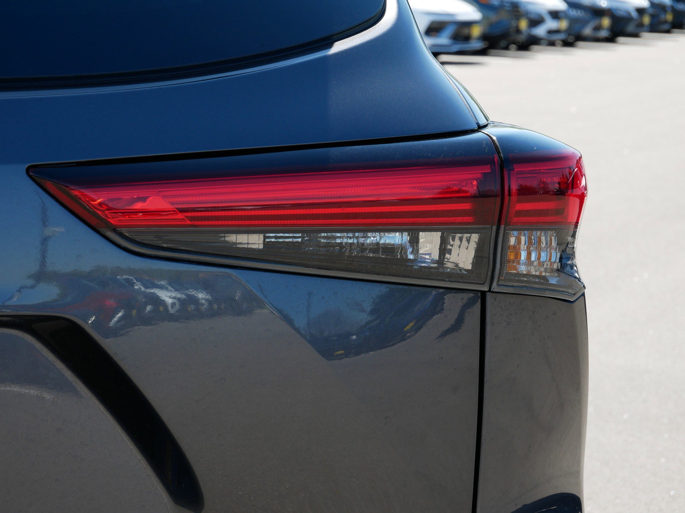 Used 2020 Toyota Highlander XLE AWD/4WD image 17