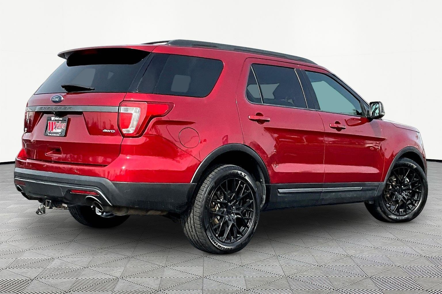 Used 2017 Ford Explorer XLT w/ Equipment Group 202A image 7