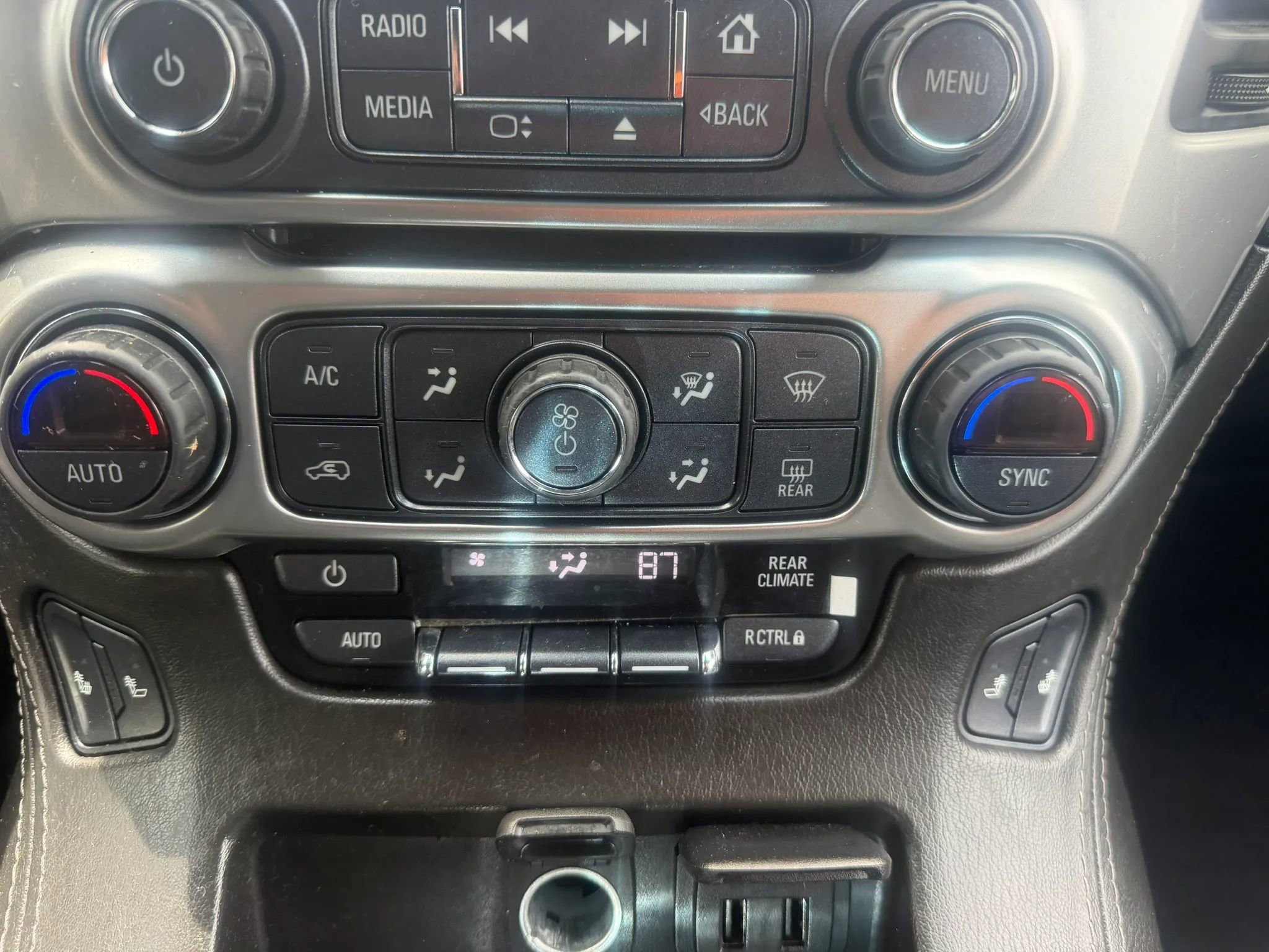 Used 2018 Chevrolet Suburban LT image 27