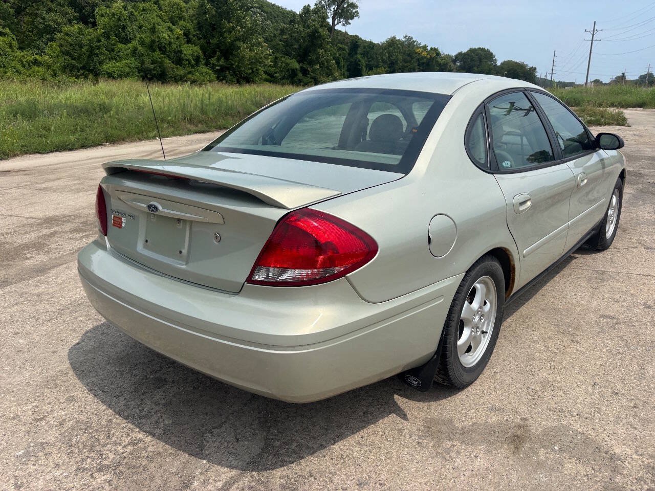 Used 2005 Ford Taurus SE FWD image 7