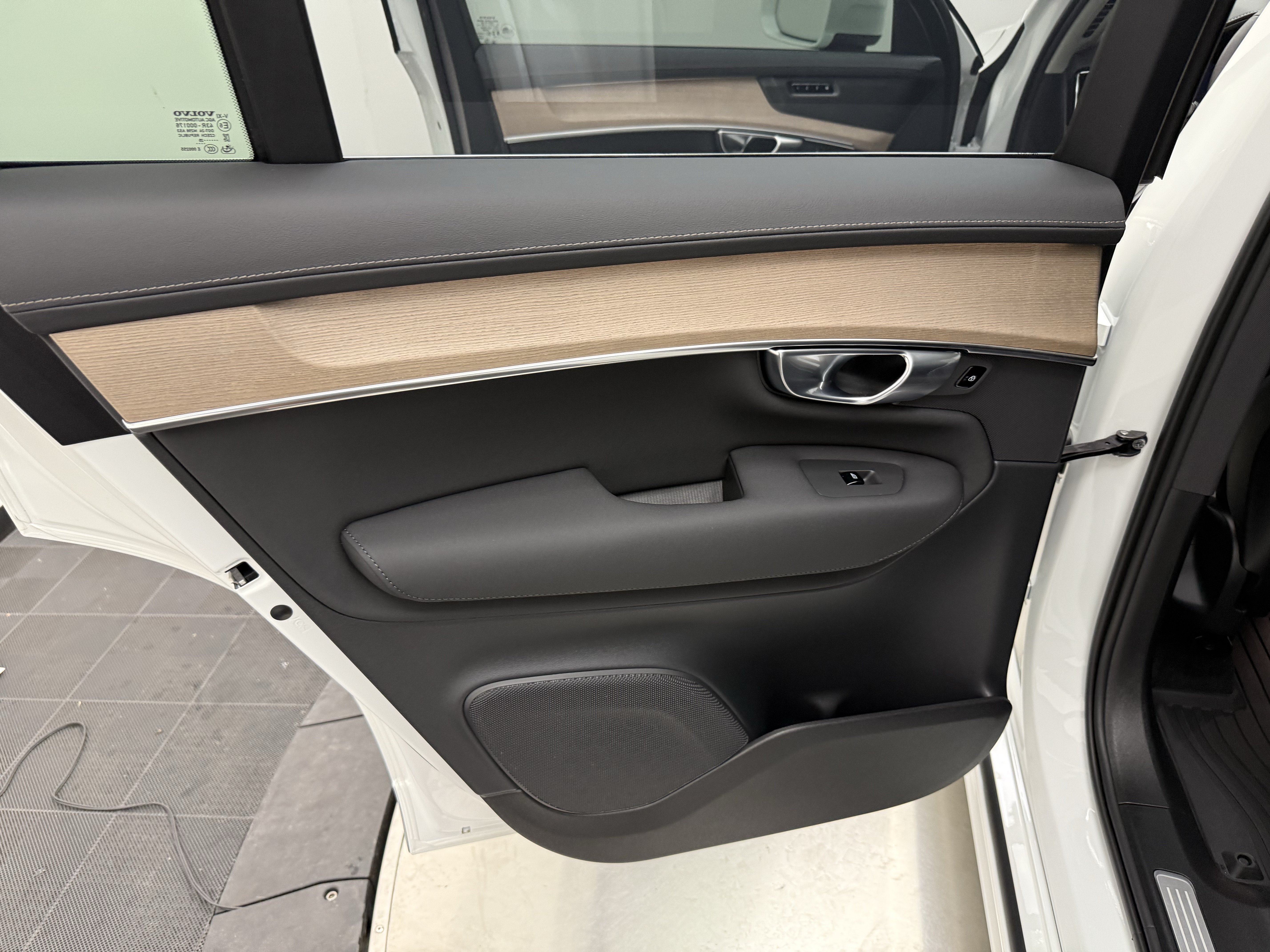 Certified 2025 Volvo XC90 B5 Plus w/ Protection Package Premier AWD/4WD image 25