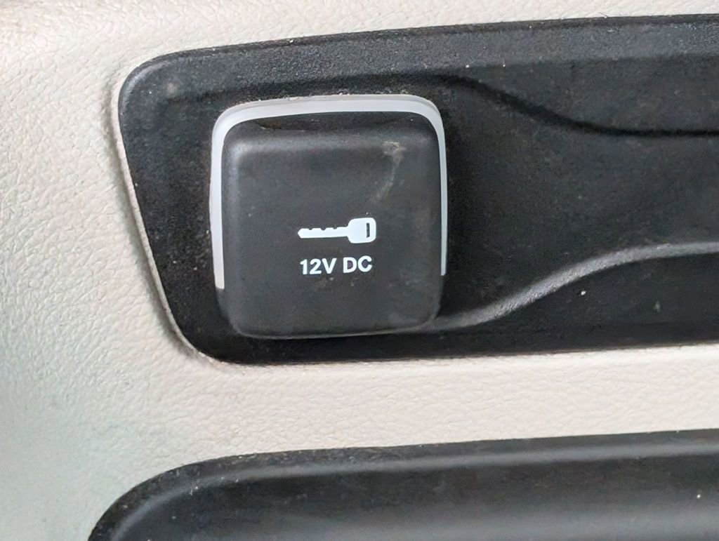 Used 2023 Chrysler Pacifica Touring-L image 35