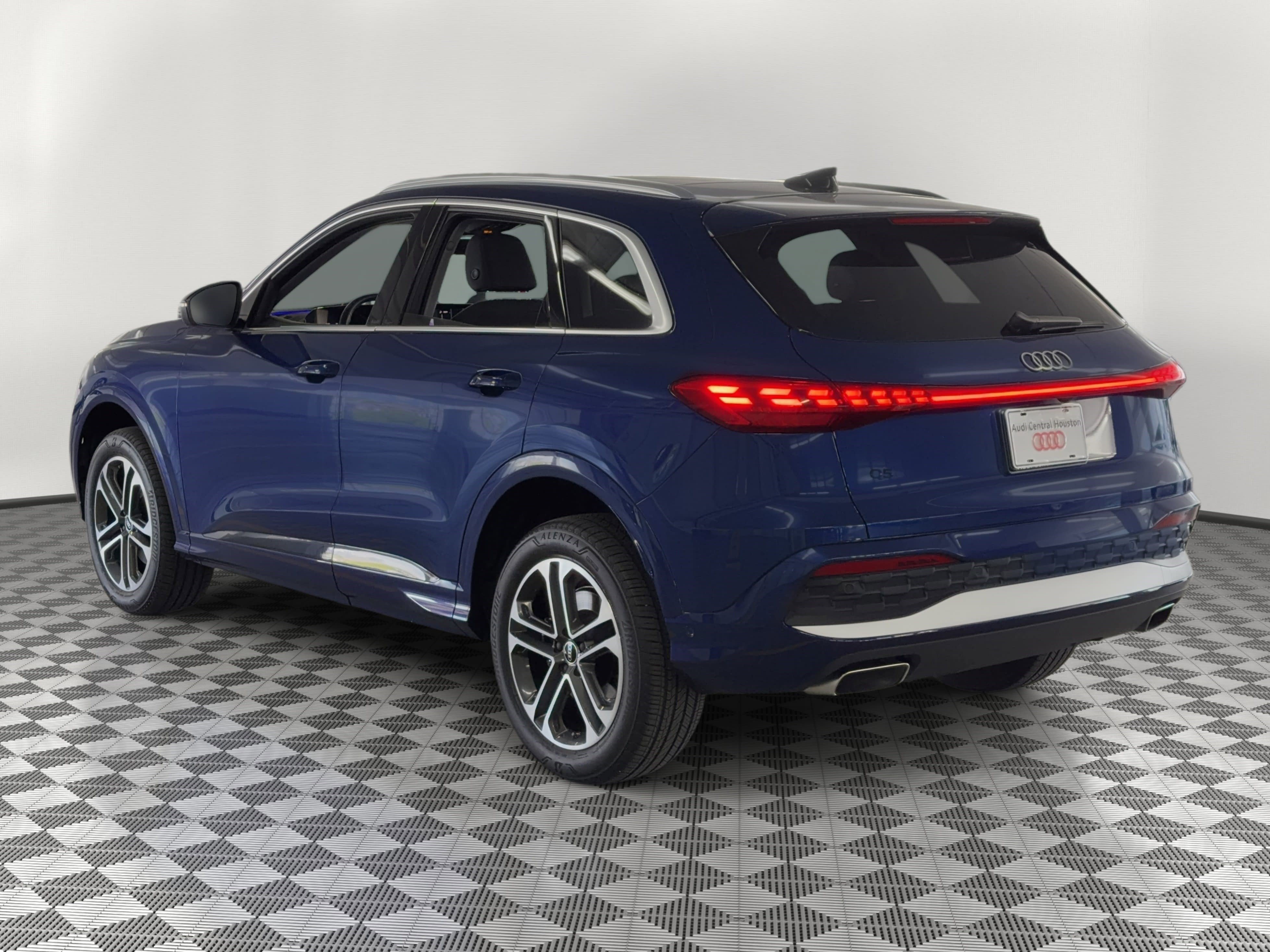 Certified 2025 Audi Q5 Premium Plus w/ Premium Plus image 3