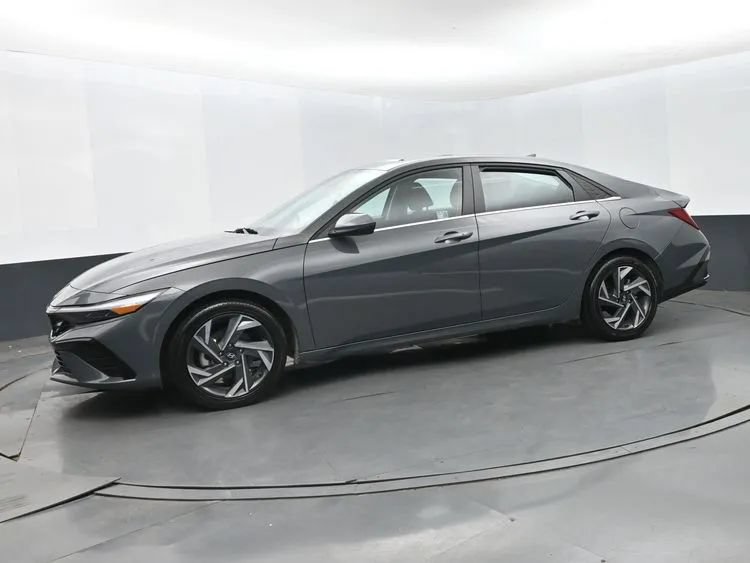 Used 2025 Hyundai Elantra SEL FWD image 5