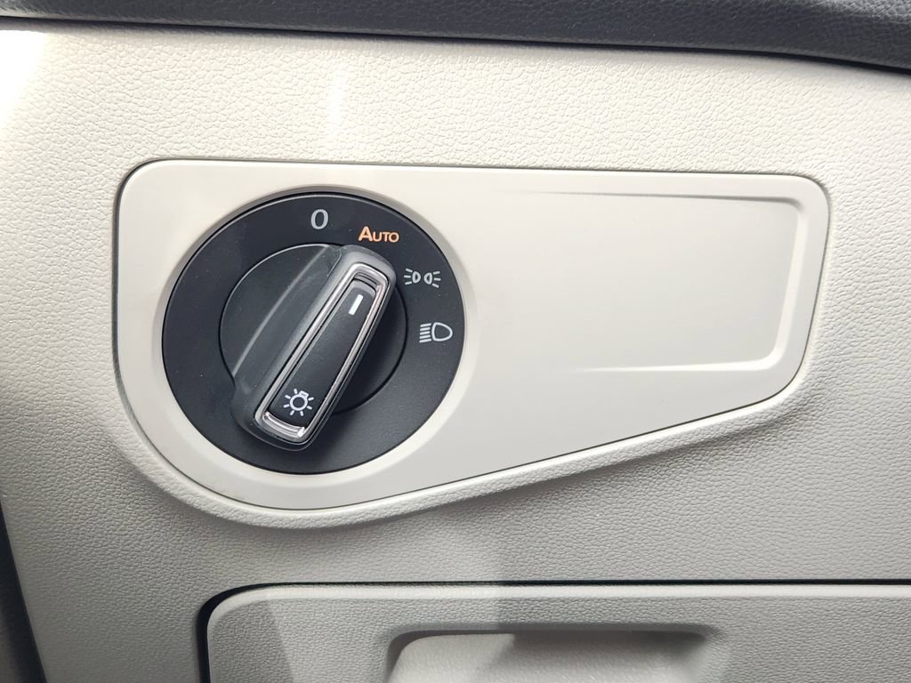 Used 2022 Volkswagen Tiguan SE image 12