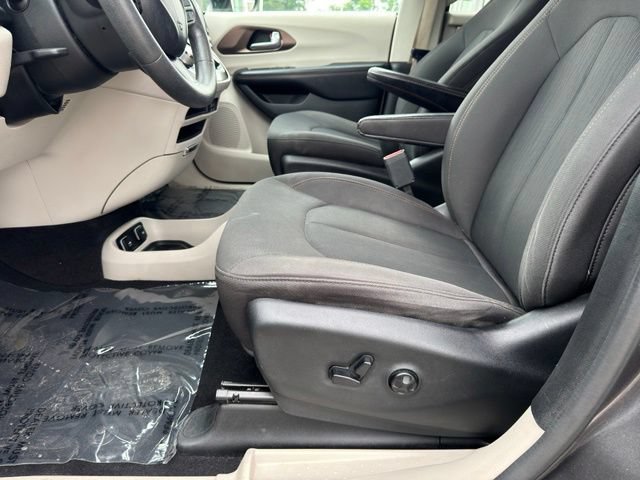 Used 2017 Chrysler Pacifica Touring FWD image 5