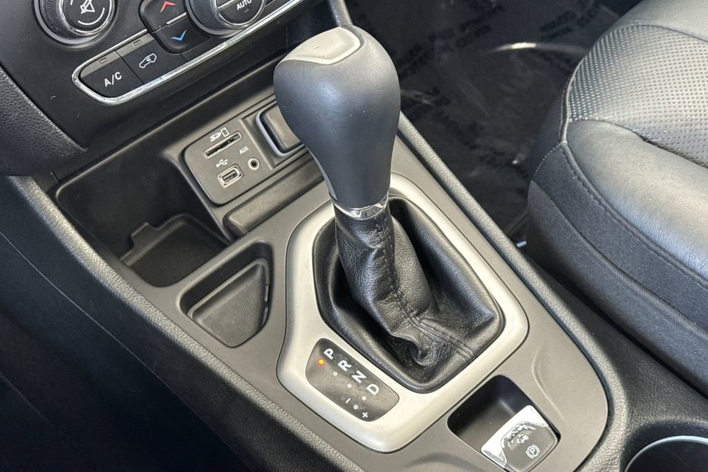 Used 2016 Jeep Cherokee Overland image 25