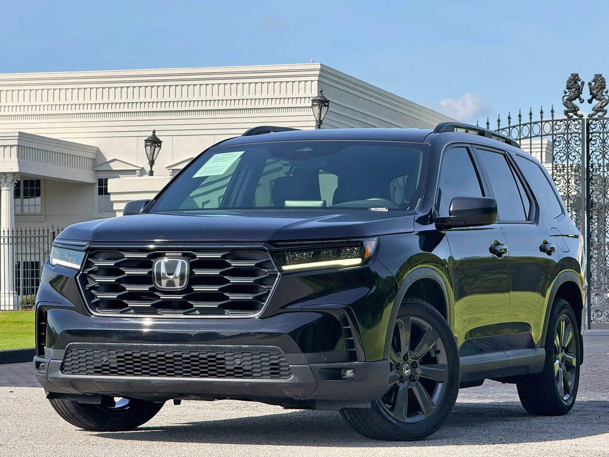 Used 2025 Honda Pilot Sport image 2