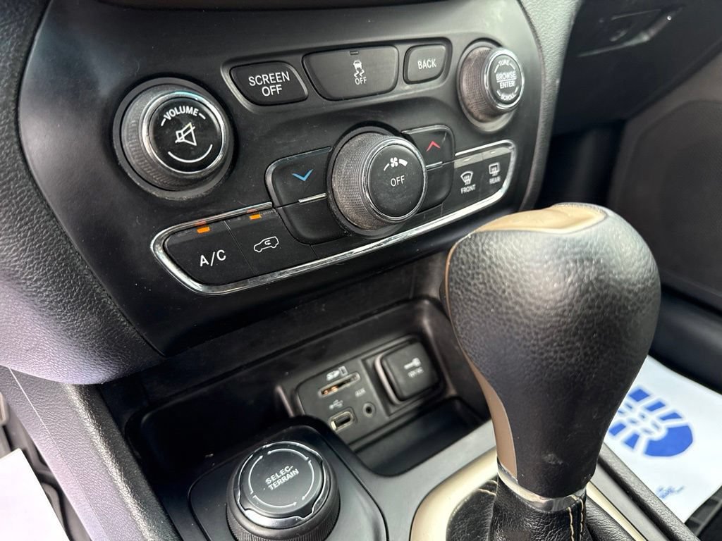 Used 2017 Jeep Cherokee Latitude AWD/4WD image 23