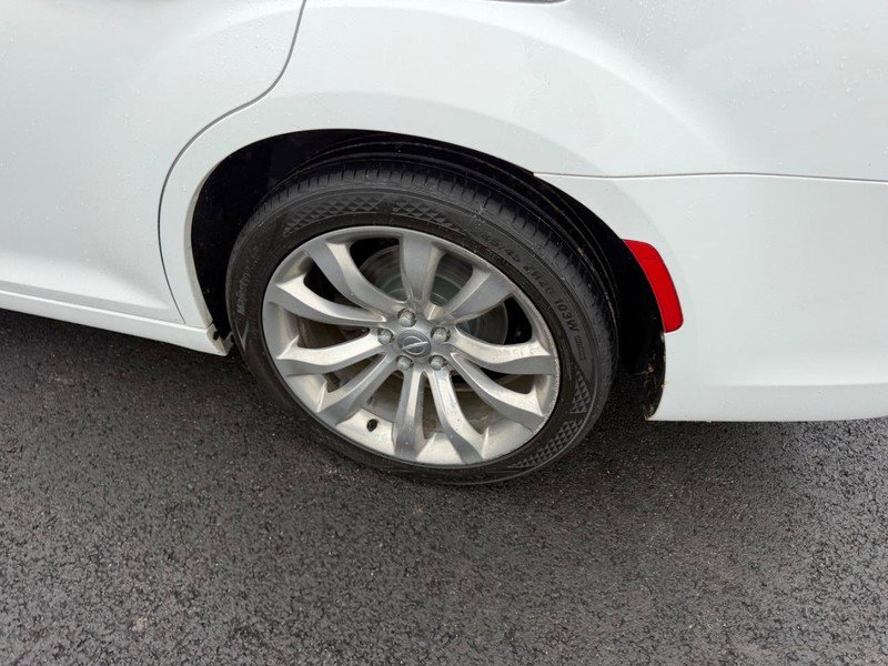 Used 2019 Chrysler 300 Touring w/ Chrome Appearance Package image 8