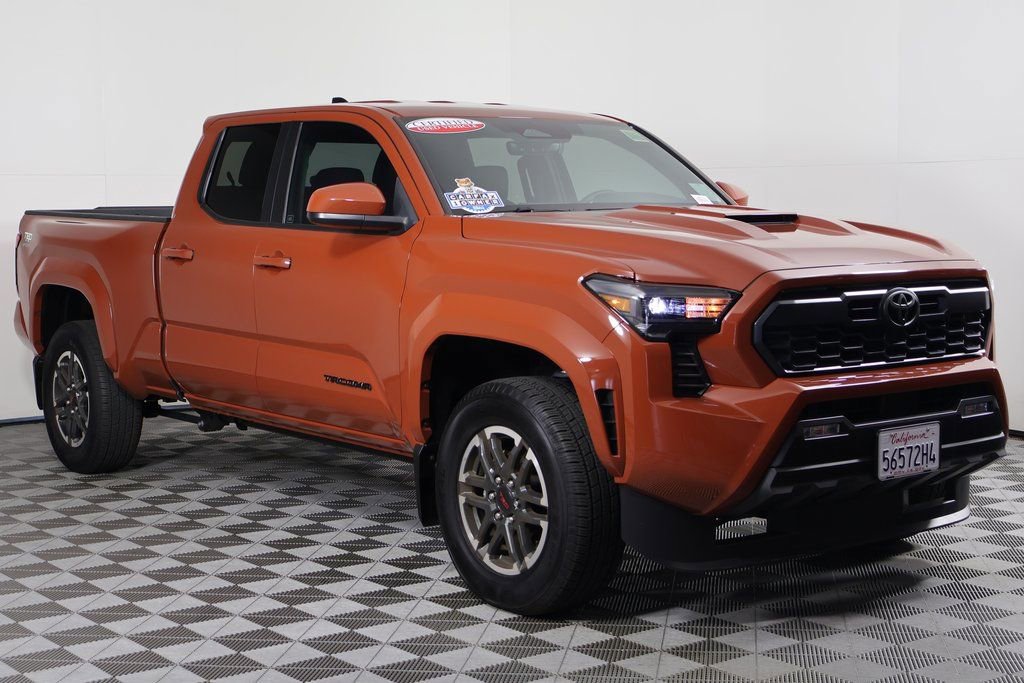 Used 2025 Toyota Tacoma TRD Sport AWD/4WD image 3