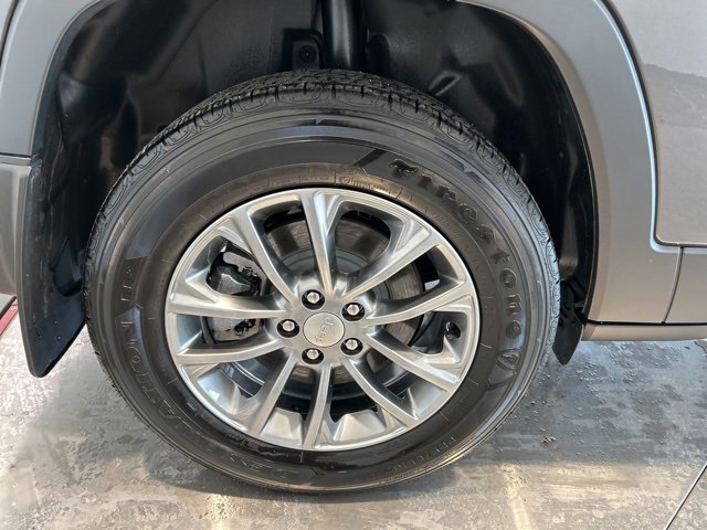 Used 2019 Jeep Cherokee Latitude Plus w/ Cold Weather Group image 18